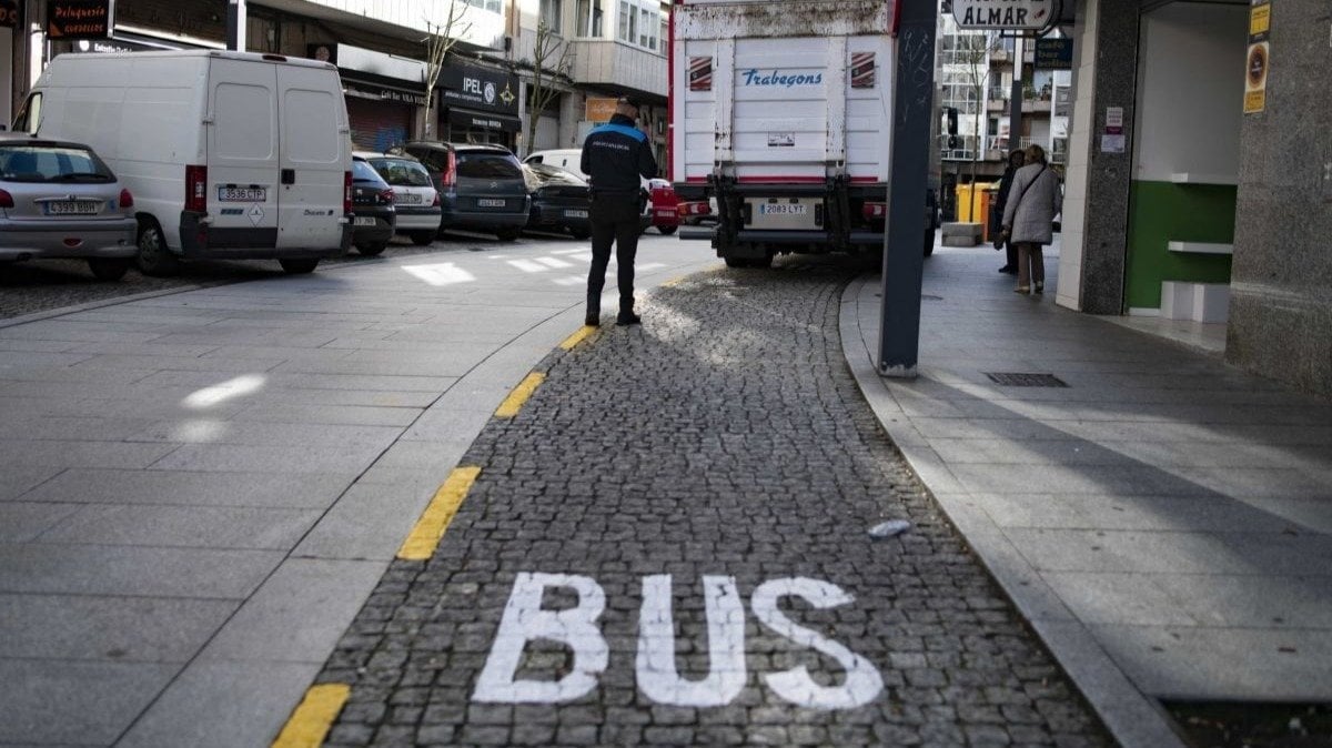 Un agente, ayer vigilando la nueva parada de bus de la rúa Greco (foto: Xesús Fariñas)