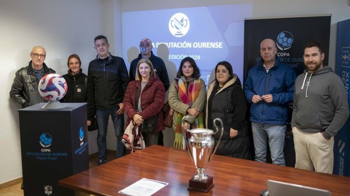 Con el trofeo como testigo, se celebró el sorteo de los cuartos de final de la Copa Diputación (foto: Xesús Fariñas)