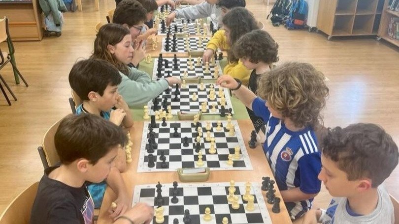 Los jóvenes  participantes, durante una de las rondas de la competición del Xadrez Burgas en Allariz (foto: Club Xadrez Burgas)
