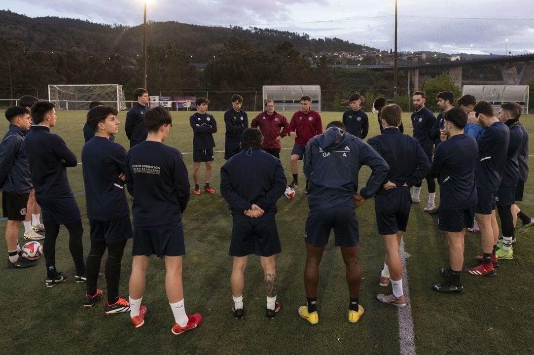 Técnico y jugadores del Cented, durante el entrenamiento de ayer en el campo de O Xeixo, en Santa Cuz de Arrabaldo. (Foto: Martiño Pinal)