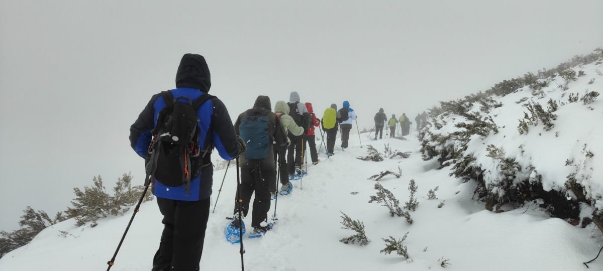 Un grupo de caminantes realiza una ruta con Terras Altas de Trevinca.