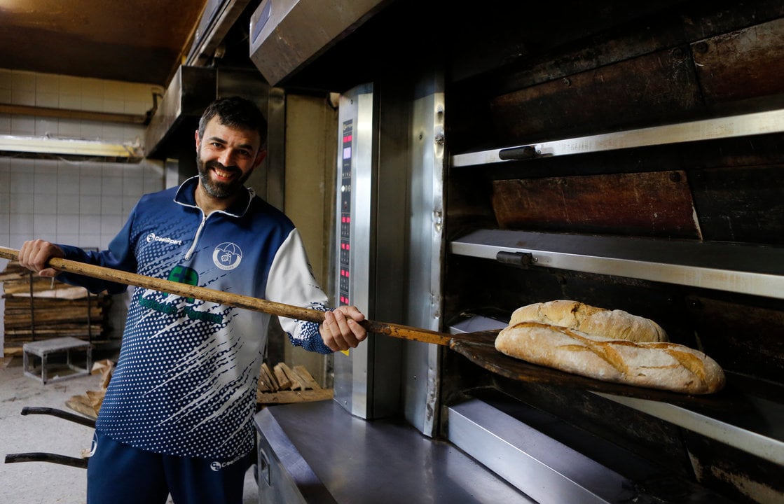El atacante Roberto ‘Lobo’ Gómez, del Nogueira,  en su panadería en Vistahermosa.