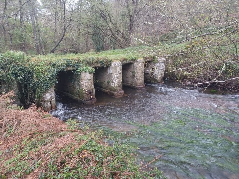 El denominado puente Barbón, en el curso del río Ourille, con daños en la estructura.