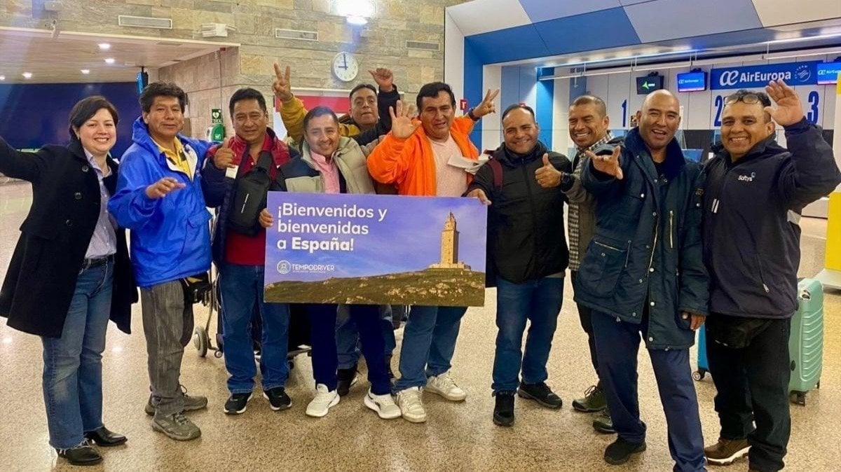 Imagen de archivo de los 16 peruanos a su llegada al aeropuerto de Alvedro (A Coruña.