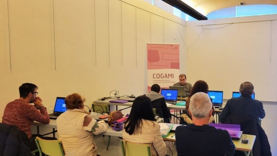 El curso está impartido por COGAMI y participan ocho alumnos de Carballiño y Ribeiro