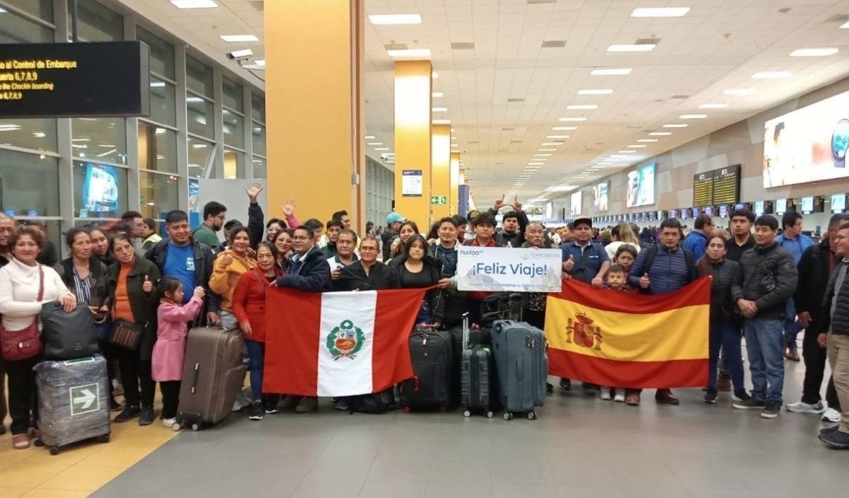 El primer grupo de trabajadores durante su despedida en el aeropuerto antes de venir a España.