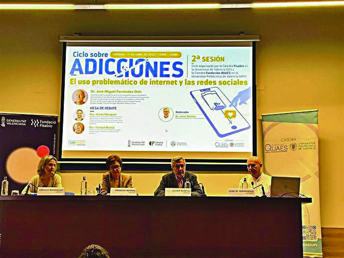 Los doctores Fernández Dols y Maraguat, en el ciclo sobre adicciones.