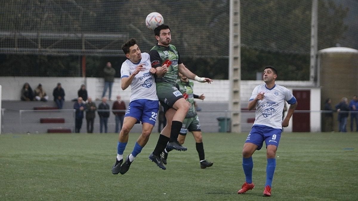 Xaco, medio del Velle, pugna por un balón con Civile, defensa del Arnoia, en el partido del Monte da Aira (Foto: Miguel Ángel).