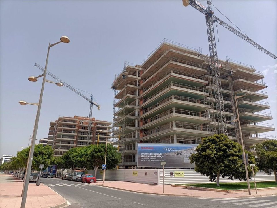 Bloques de pisos en construcción en la ciudad de Alicante.