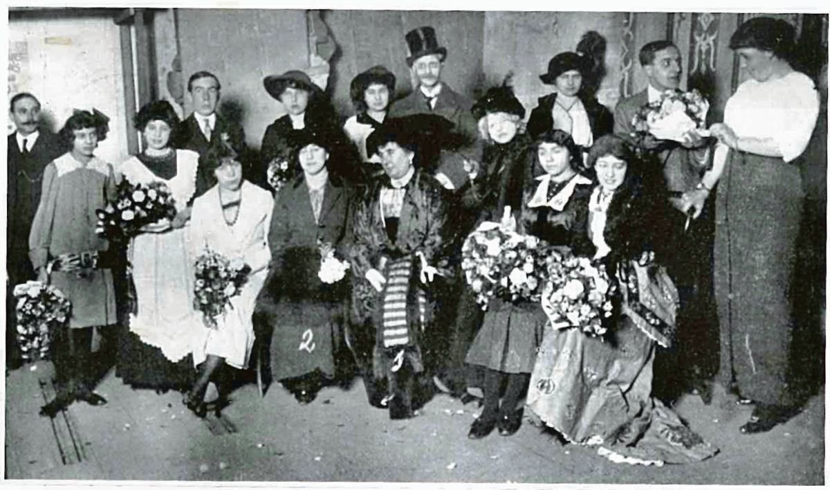 Grupo de orensanas participando en el Festival de La Liga en 1914. Pilarita Chacón, señalizada con el número 2, está sentada al lado de la Marquesa de la Atalaya Bermeja, señalizada con el número 1. La foto procede de la revista “Vida Gallega”.