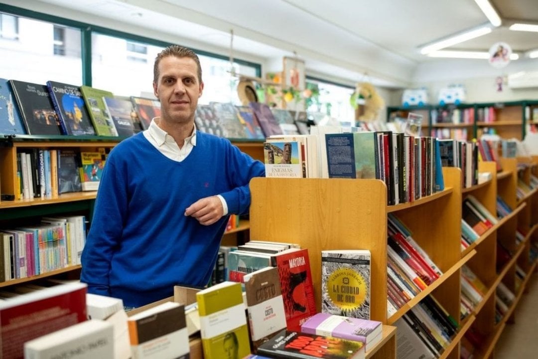 José Manuel García Mosquera en su librería.