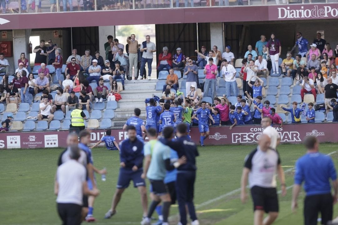 Jugadores y aficionados del Ourense CF celebran un gol en Pontevedra (FOTO: GONZALO GARCÍA).