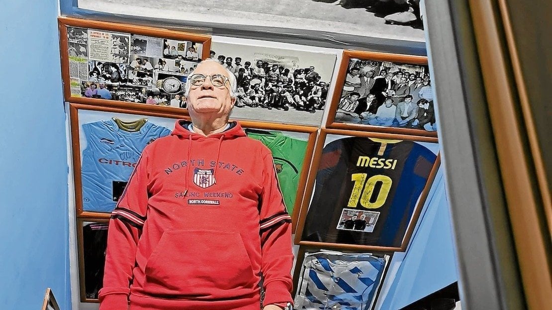 José Ricardo Fernández, en el museo de recuerdos que ha creado en una habitación de su casa.