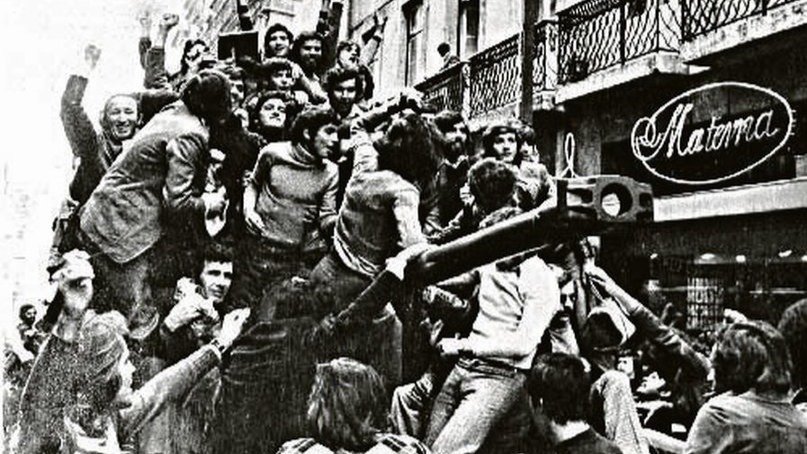 Vecinos de Lisboa se suben a un tanque el día 25 de abril.