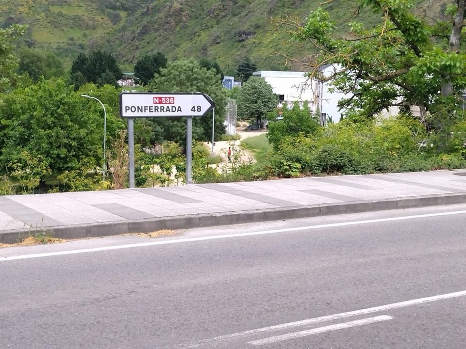 Cartel indicador de la localidad de Ponferrada, a menos de 50 kilómetros de O Barco.