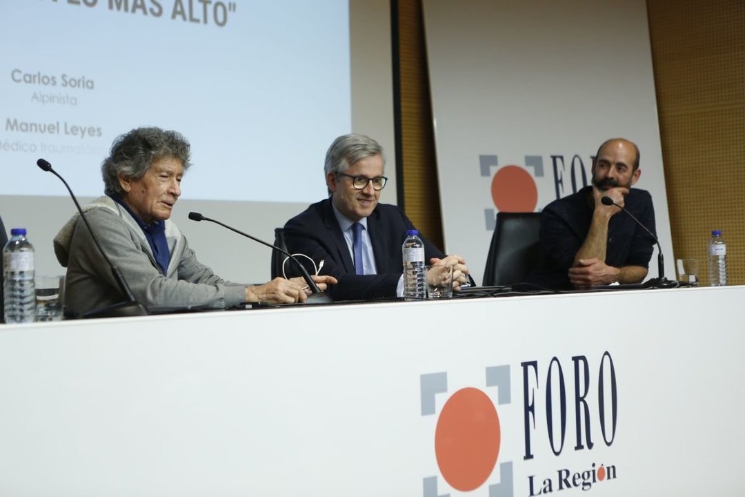 Carlos Soria (i) y Manuel Leyes (c), en la conferencia que presentó Alfonso Böck (d).
