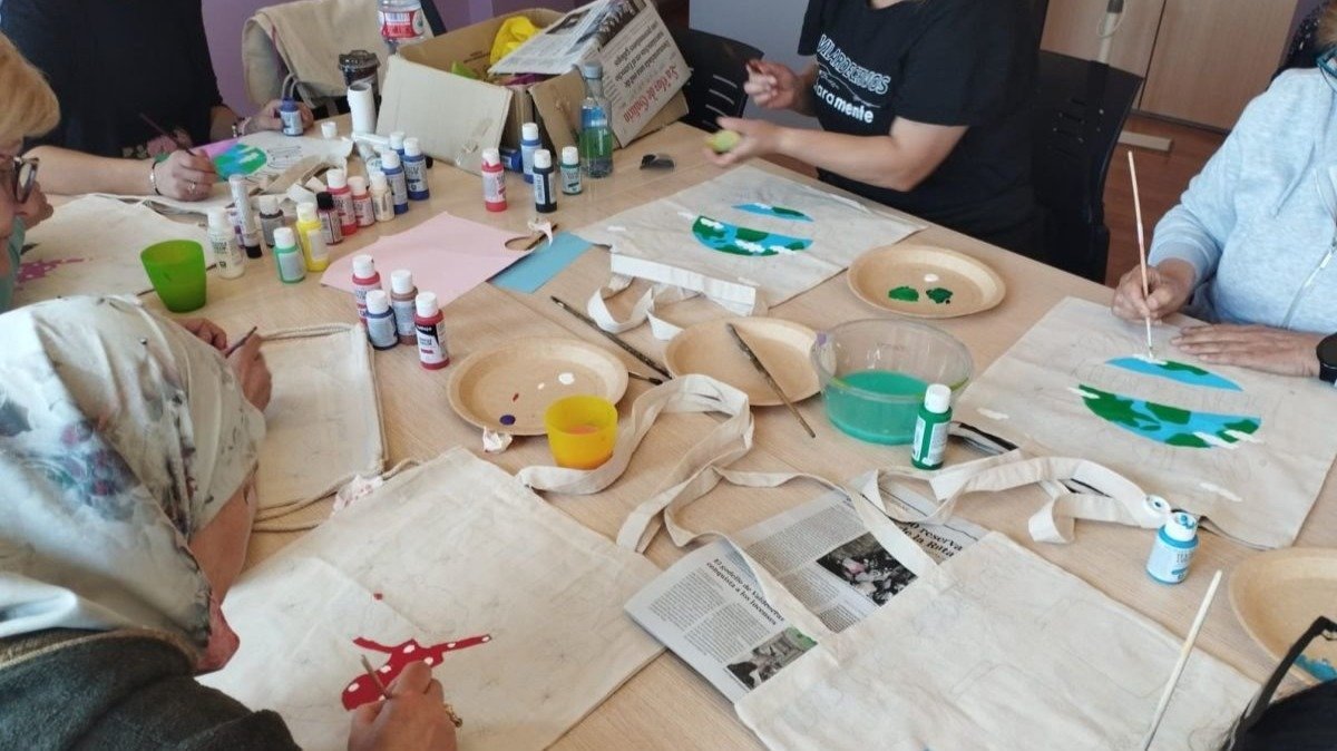 Pincel en mano, las voluntarias dan rienda suelta a su creatividad y pintan las bolsas que se venderán.
