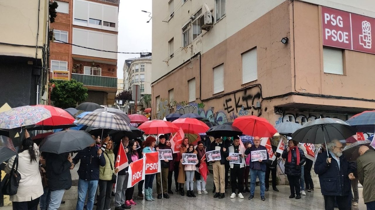 Simpatizantes socialistas muestran apoyo a Pedro Sánchez en Ourense