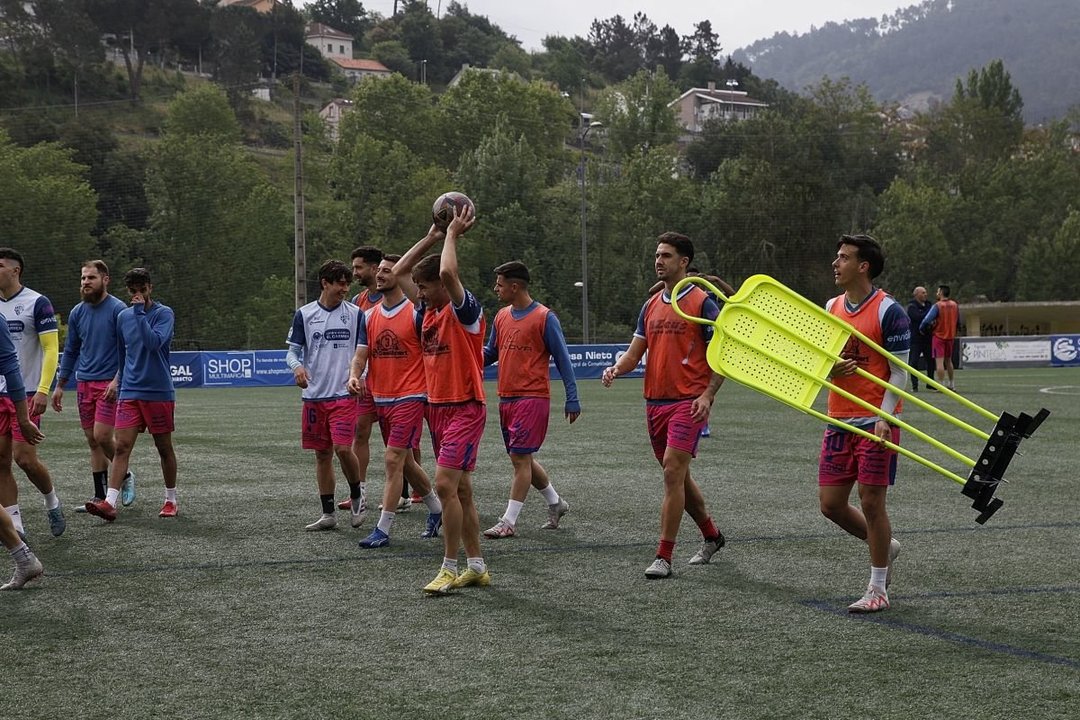 Los jugadores del Ourense CF, al término de una sesión de entrenamiento en el campo de Oira.