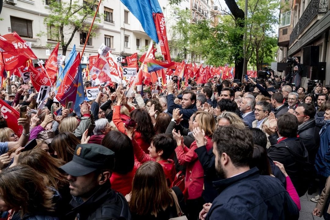 Ministros, presidentes autonómicos y cargos del PSOE salen a la calle a agradecer el apoyo de la militancia.