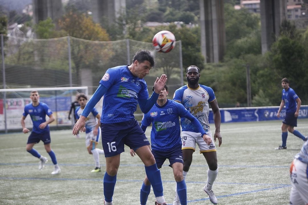 El centrocampista azulón Brayan despeja de cabeza (Foto: Miguel Ángel).