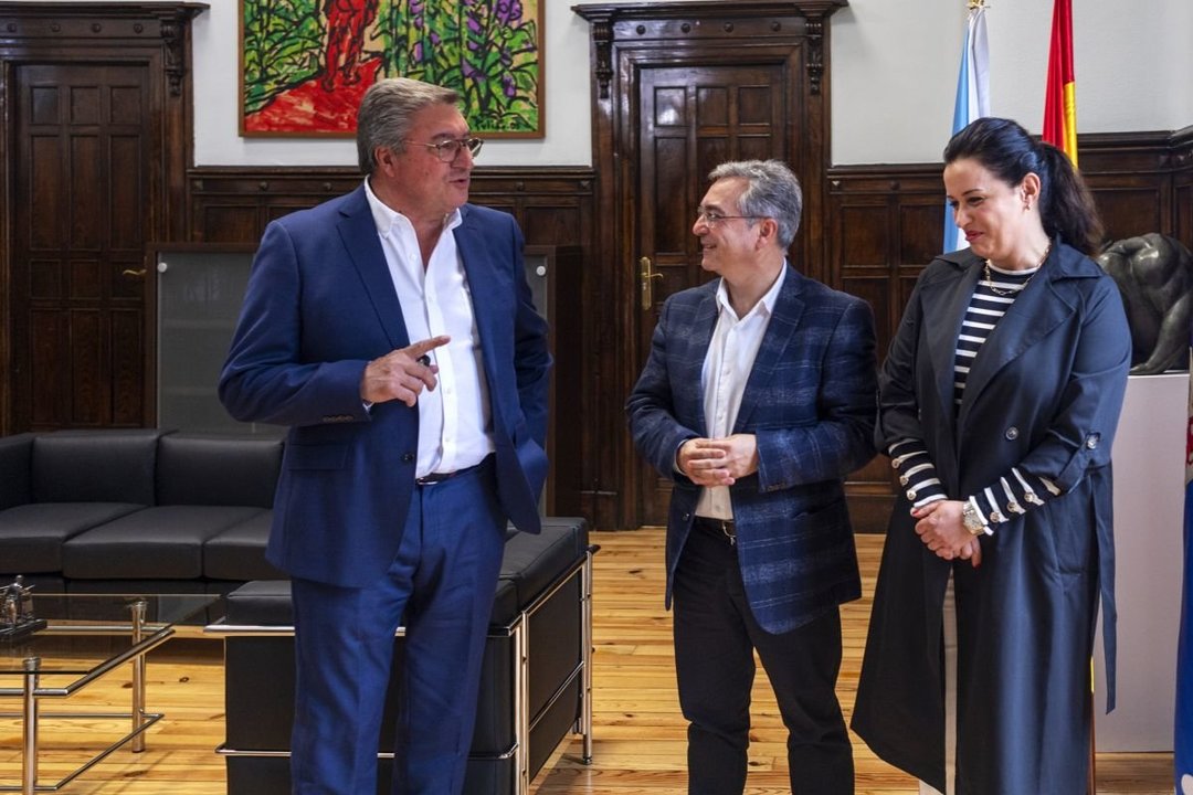 Celso Gómez, Luis Menor y Laura Rodríguez, en el encuentro del Pazo Provincial.