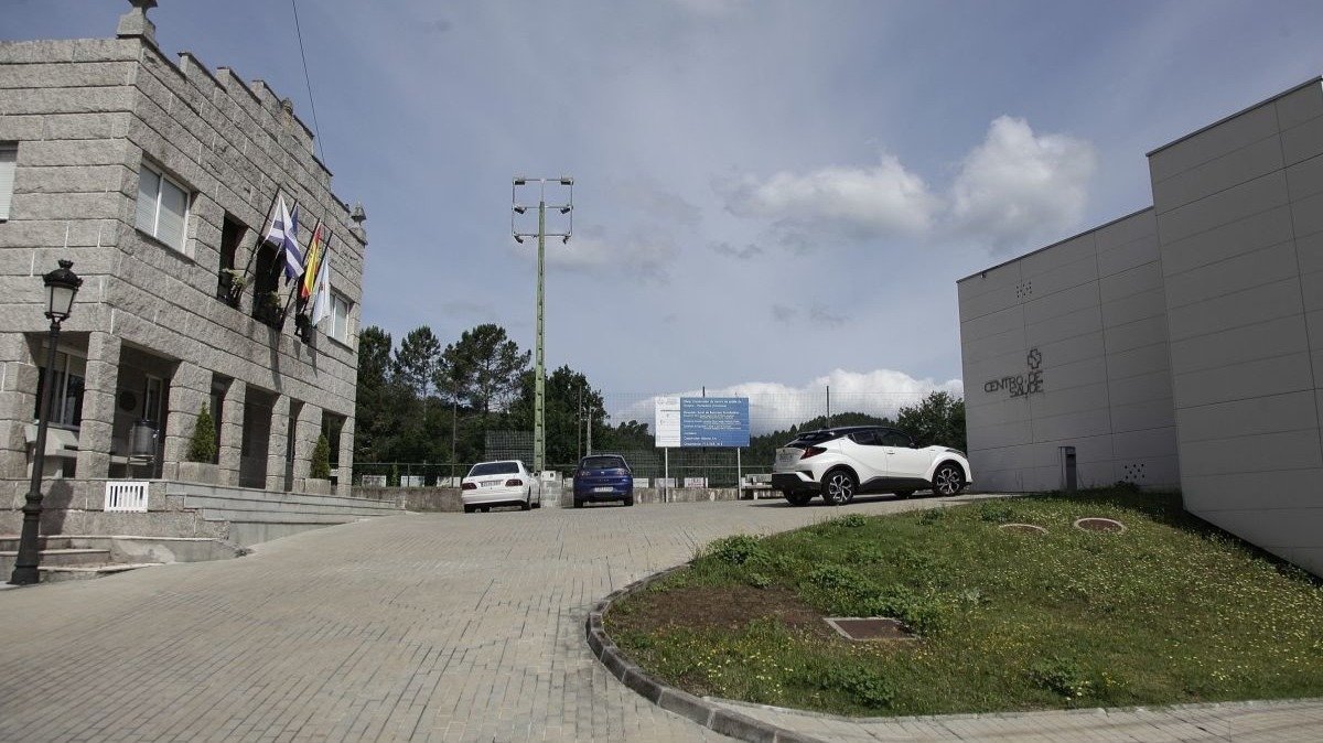 El concello y el centro de salud de Pontedeva, destino del nuevo servicio de transporte.