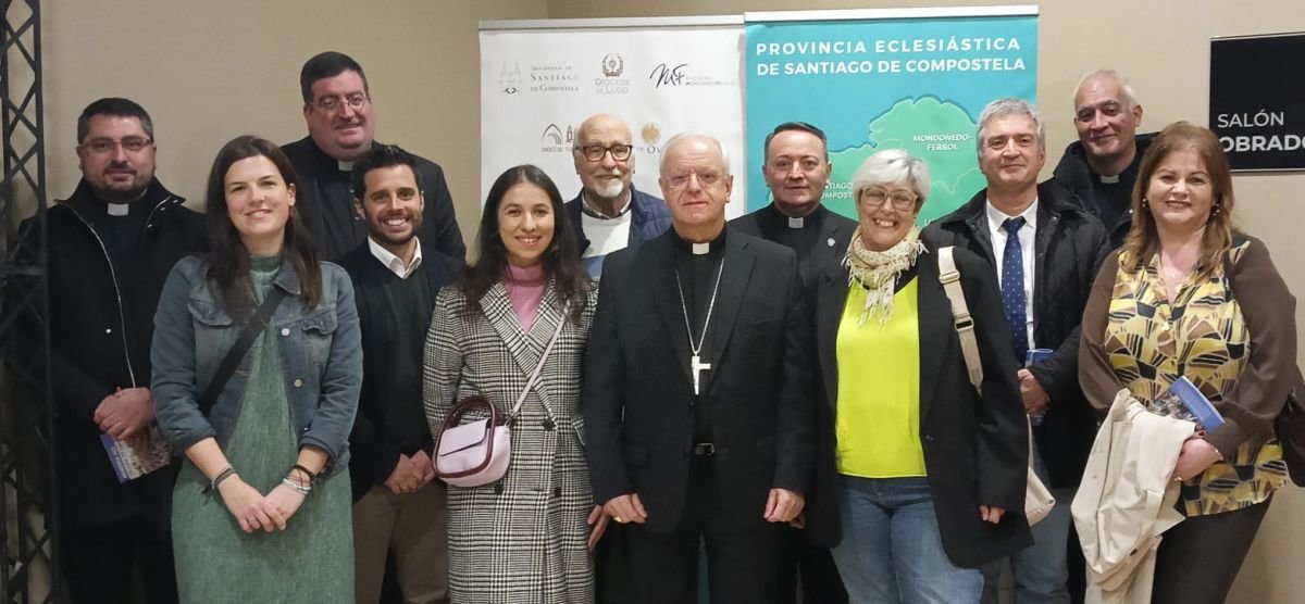 El obispo de Ourense, Leonardo Lemos (centro), junto a la delegación que acudió a Santiago.