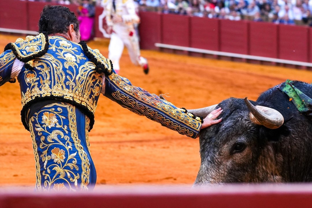 El Fandi en una faena en Sevilla (Foto: Europa Press).