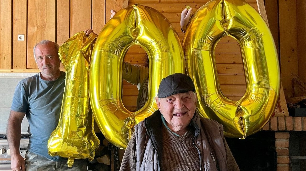 El centenario Vicente “Francia” posa sonriente frente a la cámara con los globos de su cumpleaños (foto: C.L.M.)