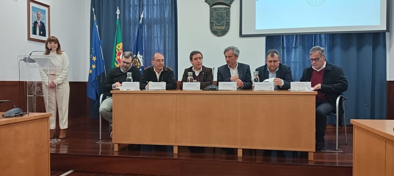 De izq. a der. en la mesa.: Jorge Blanco, José Matías, Paulo Pereira, Armando Fonseca, José Luis Suárez y Telmo Pinto.
