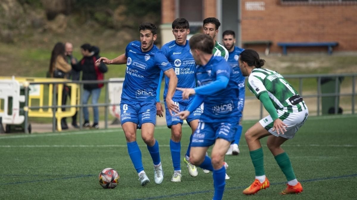 Facu Ballardo, centrocampista del Ourense CF, aguanta el balón ante un contrario. (Foto Óscar Pinal)