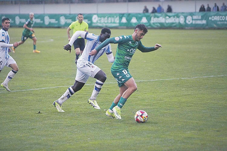 El delantero verde Álex Cardero conduce la pelota ante Ibraima Camara, del Sanse. (Foto: Miguel Ángel)