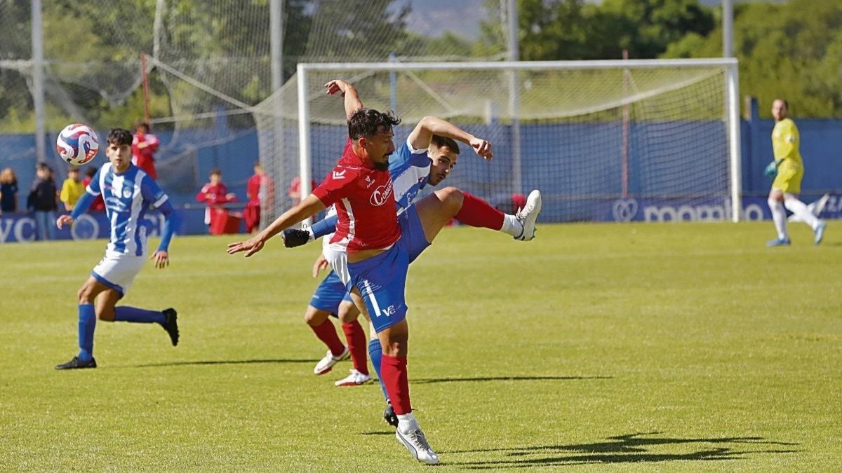 Mouriño y Mauro pelean por un balón dividido durante el reciente Verín y Sporting Celanova.