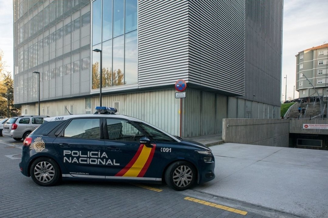Coche de la Policía Nacional en Ourense.