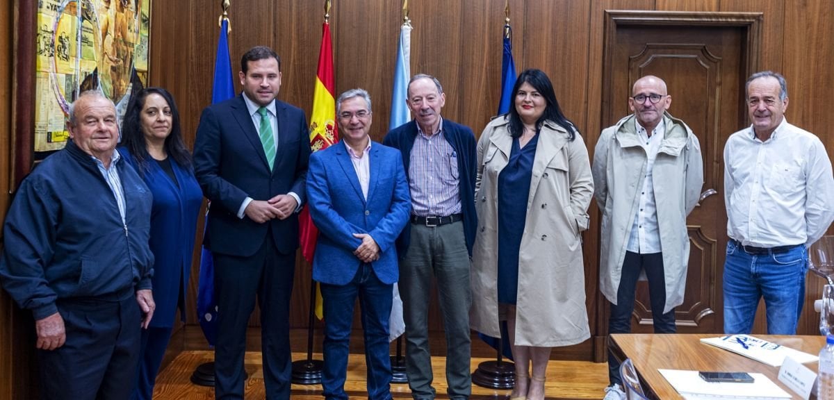 Los alcaldes del Pacto de Pedre con el presidente provincial, que apoya las reivindicaciones, en octubre de 2023.