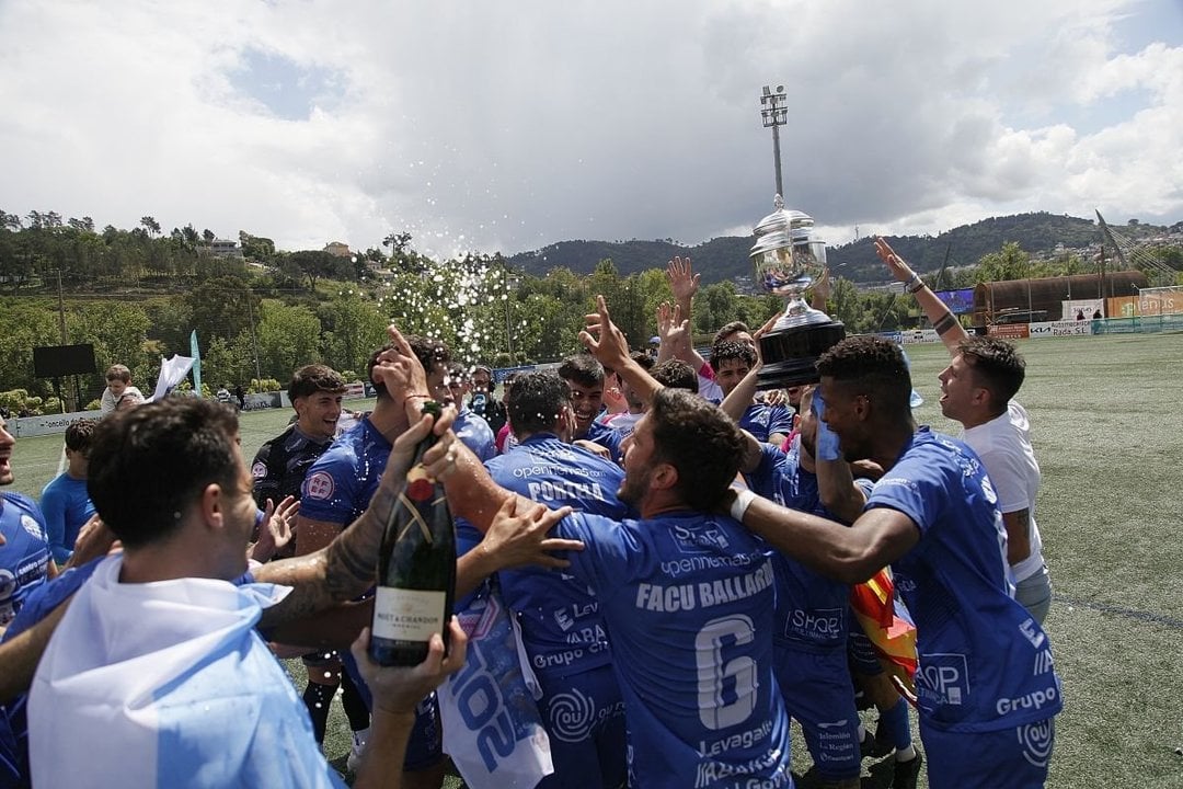 Los jugadores del Ourense CF celebrando el título de campeones.