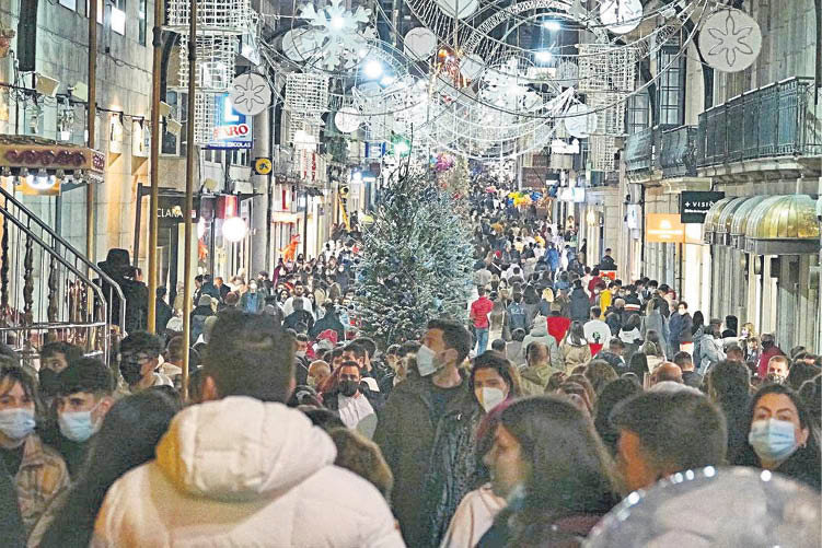 As rúas de Vigo, ateigadas de xente durante o encendido das luces do nadal.