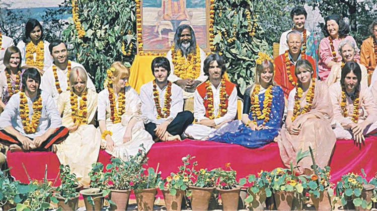 Los Beatles con sus parejas durante el viaje a la India que emprendieron en 1968 para estudiar meditación trascendental.