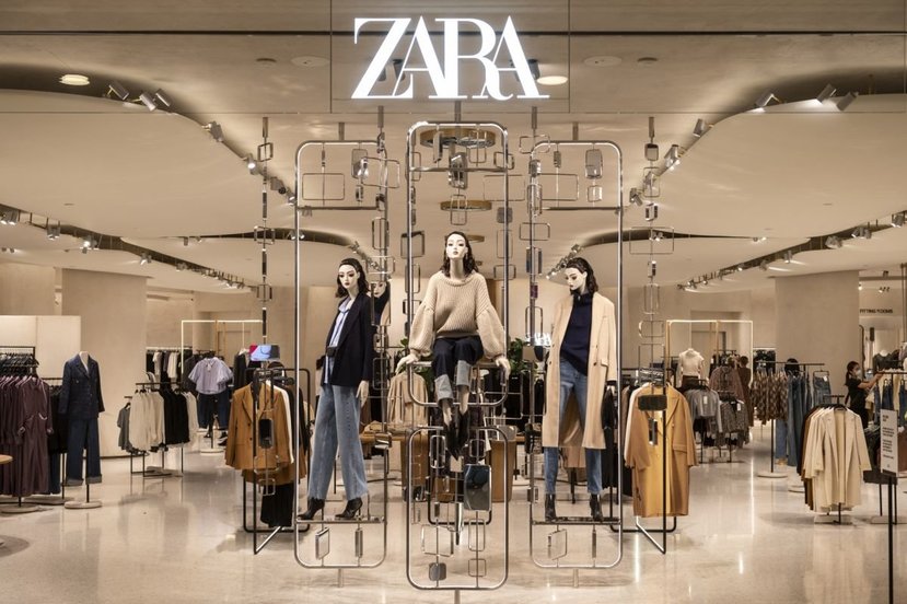 Acceso a una de las tiendas de Zara, enseña de Inditex.