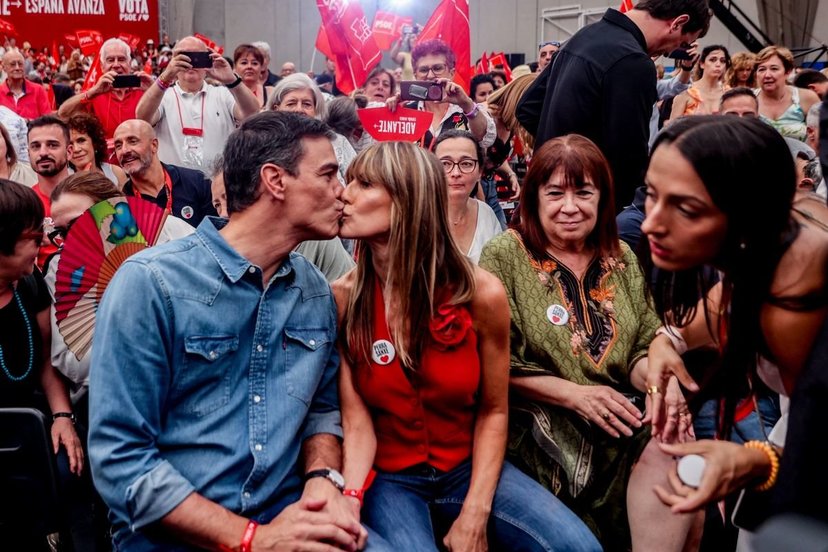 El presidente del Gobierno y su mujer se besan durante un mitin del PSOE.