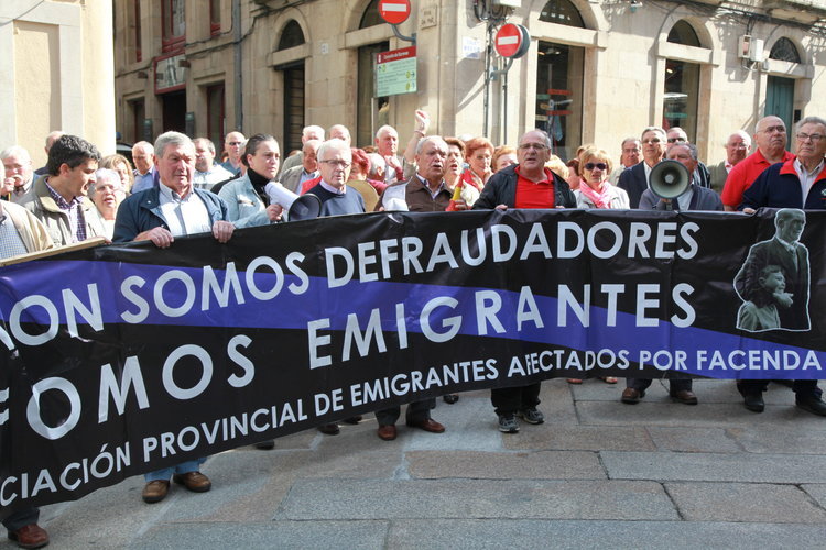 Grupo de retornados durante la manifestación del pasado 4 de mayo en Ourense (JOSÉ PAZ)