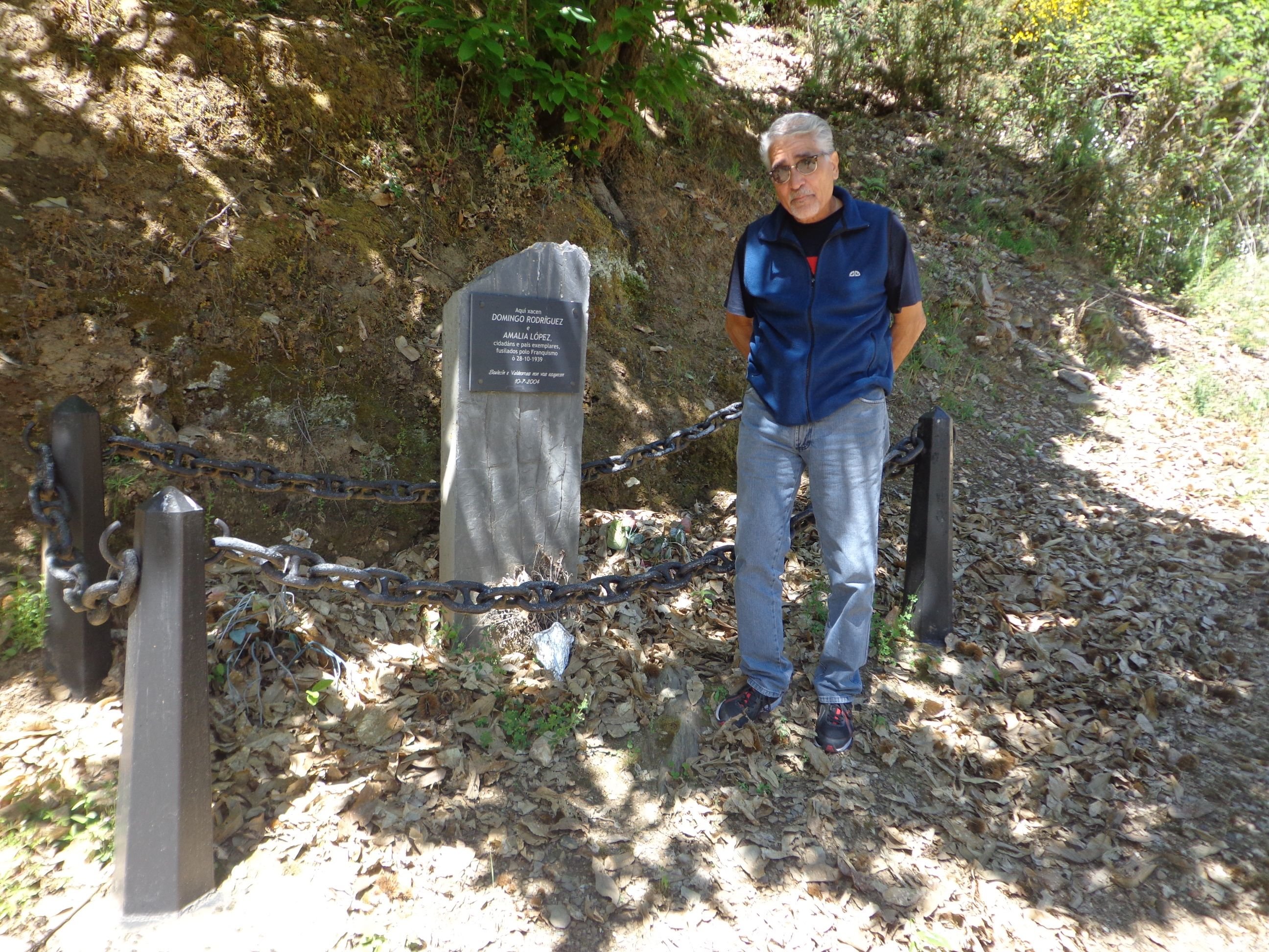 Roberto Rivero, ante la tumba de Soulecín donde descansa la hermana de su abuelo y su marido.