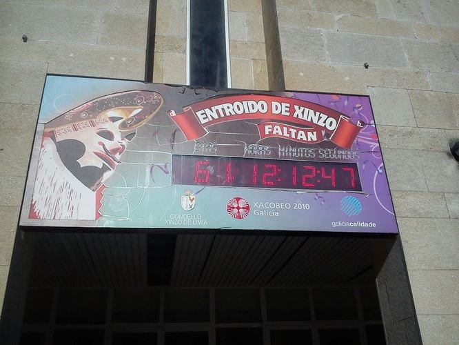 Reloj situado en la Praza Carlos Casares de la localidad limiana.