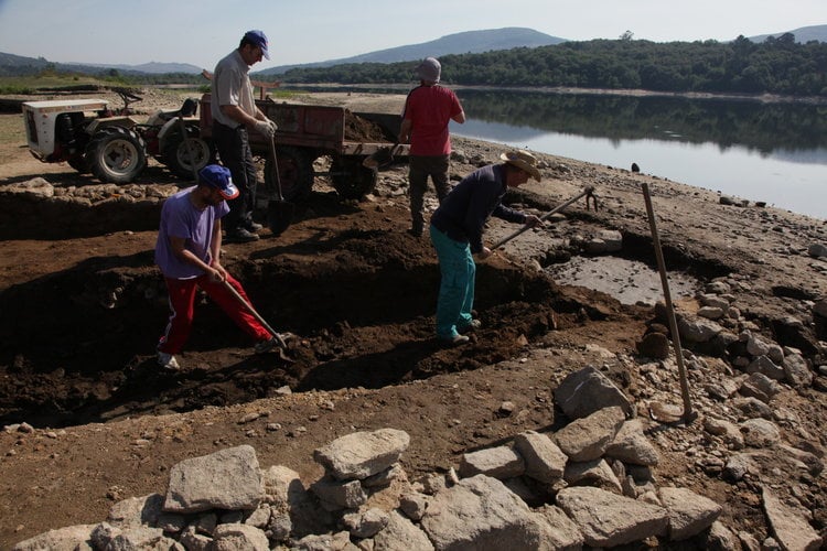 Grupo de trabalho realizando tarefas de excavação – a Região