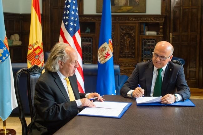 David Levine y Manuel Baltar, durante la firma del convenio en la Diputación provincial.