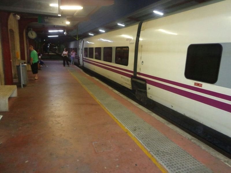 Un tren retenido en la estación de O Barco, a la espera del levantamiento del cadáver.