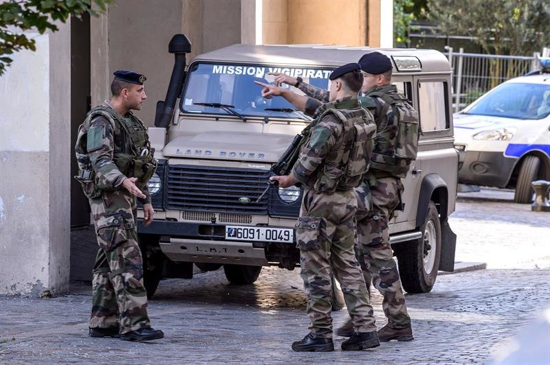 Resultado de imagen para imagenes de Un vehículo atropelló a una patrulla antiterrorista cerca de París: hay seis heridos