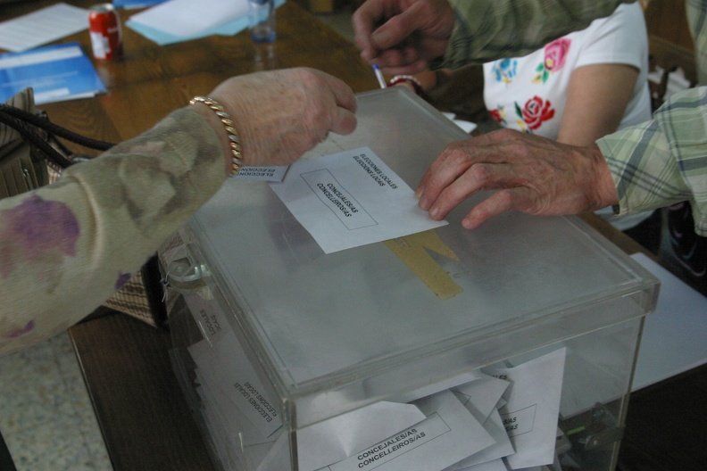 Una ourensana, votando en las últimas elecciones Generales.