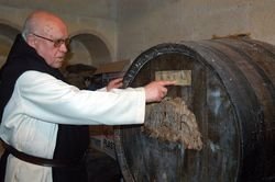El hermano Godofredo Carbajosa elabora el licor monacal de Oseira.